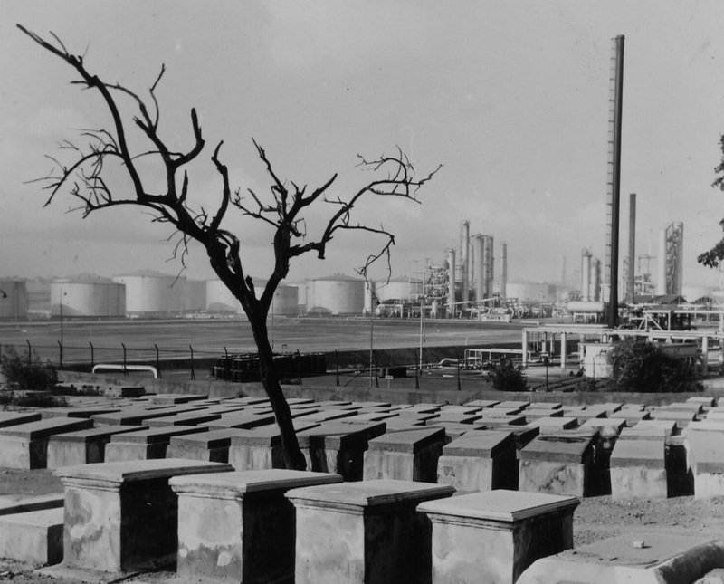 A photo from 1964 that appeals to the imagination with the refinery in the background (Wereldmuseum Collection, TM-20003995).