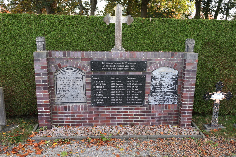 In the Catholic churchyard in Sint Nicolaasga (Frisia) they have not forgotten the zouaves. A monument was erected for them in 2002.