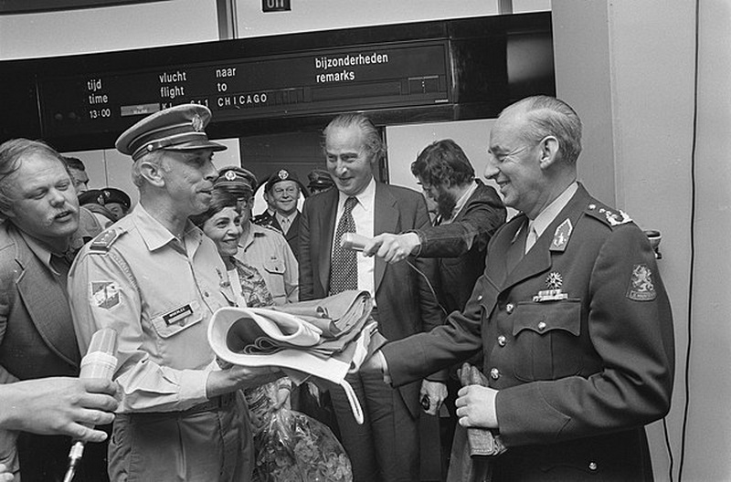 The last Dutch soldiers from Suriname arrive at Schiphol with their commander (picture Nationaal Archief)