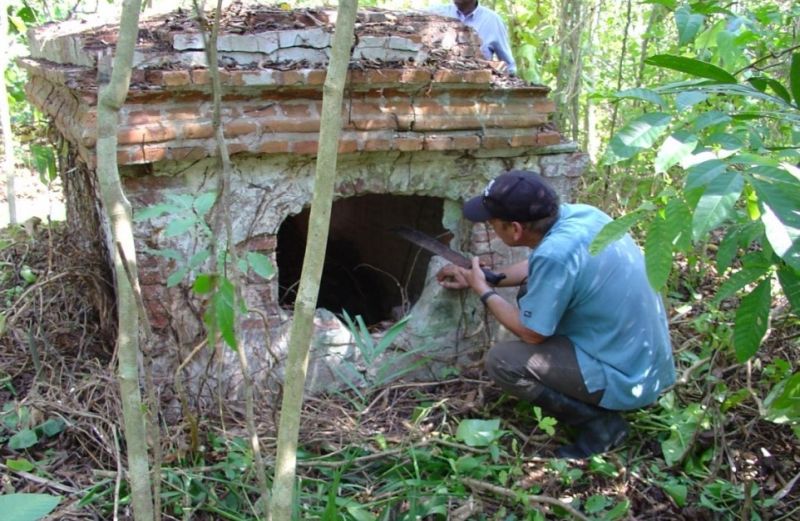 Research on Plantation Waterloo. The grave was once broken into and the nameplate removed. (photo Jan de Bruin, 2003)