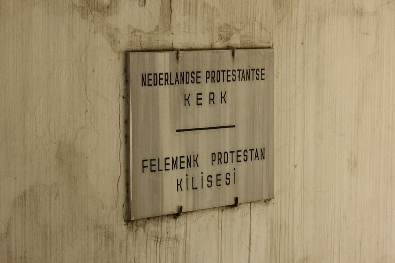 Bord bij de ingang van het kerkhof.