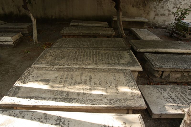 Overview with some marble tombstones.