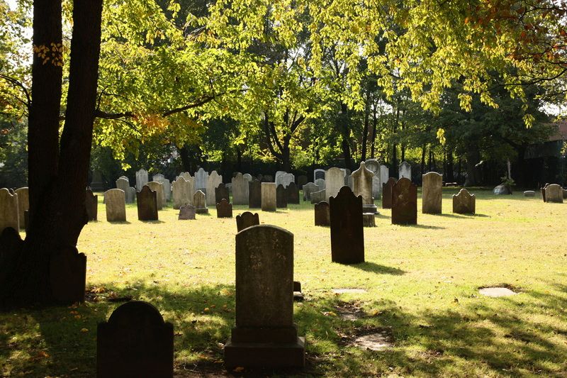 USA-017. Cemetery of Flatlands with a variety of eighteenth and nineteenth century stelae. (Photo Leon Bok, 2009)