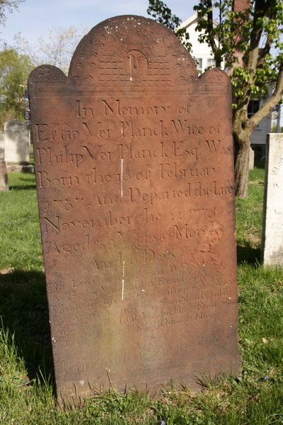 USA-027. Work by John Zuricher in the cemetery of Fishkill, in this case with an English text. At the bottom of the stele Zuricher has chiseled his name. (Photo Leon Bok, 2009)