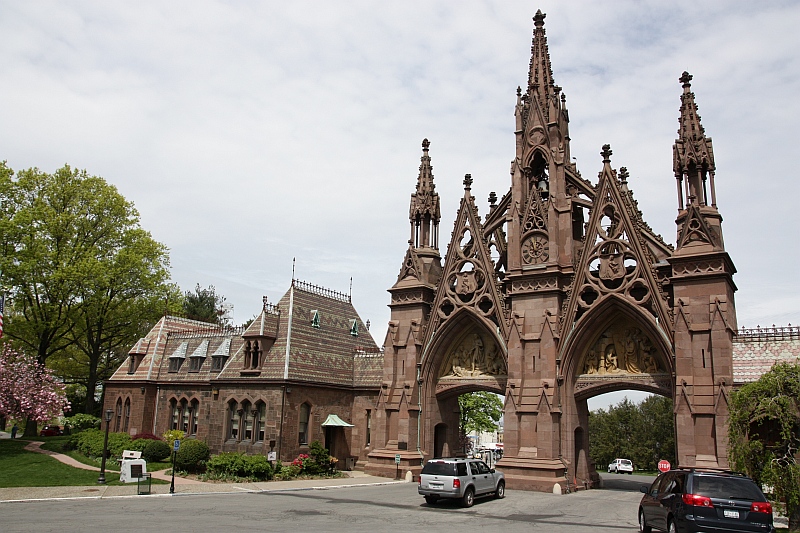 The entrance to Green-Wood, built entirely of sandstone, dates from 1863