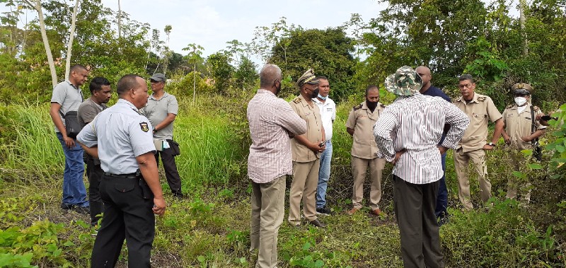 DC Ricardo Bhola and company in conversation (photo Stephen Fokké)