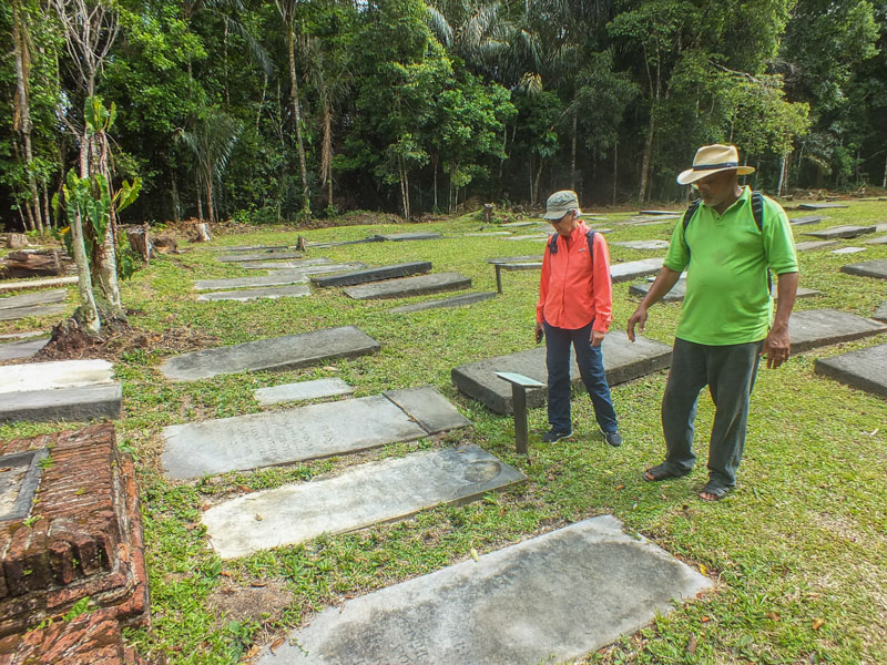 Harold Sijbling of the Jodensavanne foundation gives ICOMOS expert Maria Eugenia Bacci an explanation at a grave monument at the Jewish cemetery of the Jodensavanne (photo Stephen Fokké)